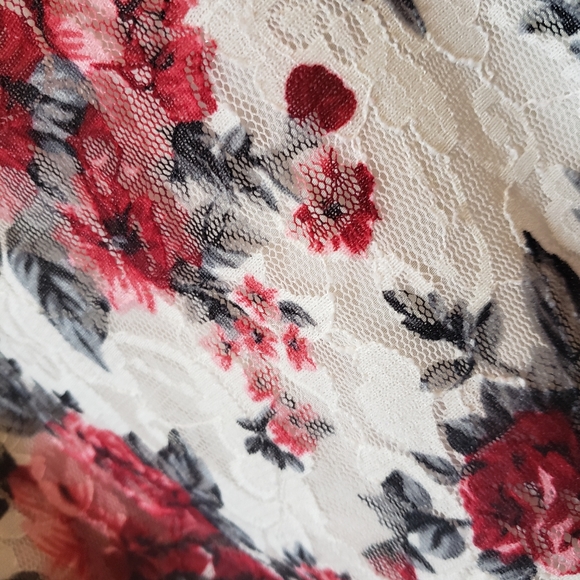 Floral Crop Top - Picture 2 of 2